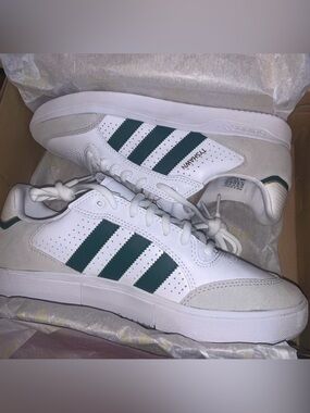 NEW Adidas Tyshawn Jones Low White Sneakers with Green Stripes Men’s US 10.5